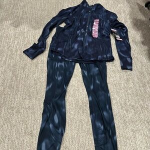 Workout set, top with zipper, leggings with pockets. Size small, never worn